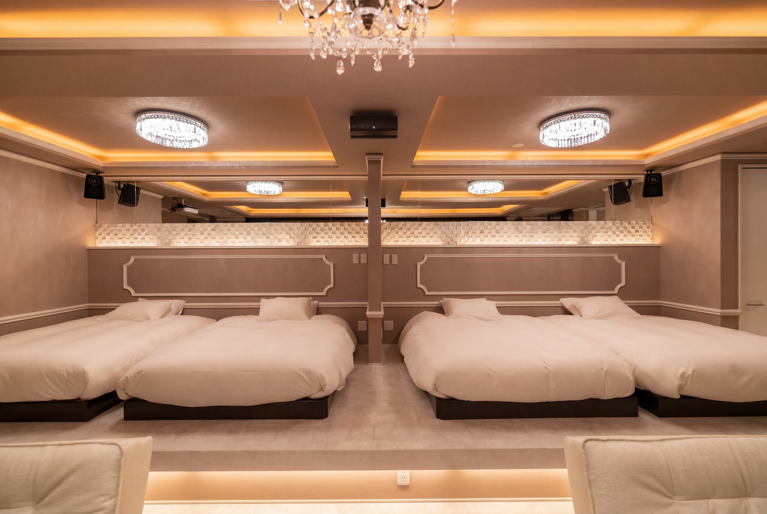 夕方の海辺と波音テラス